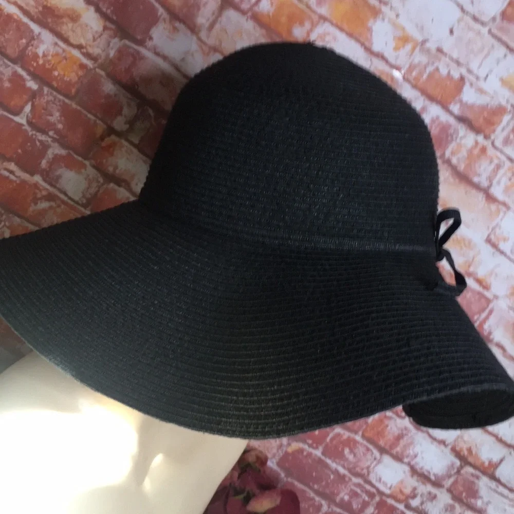 Elegant Black Wide-Brimmed Straw Beach Hat